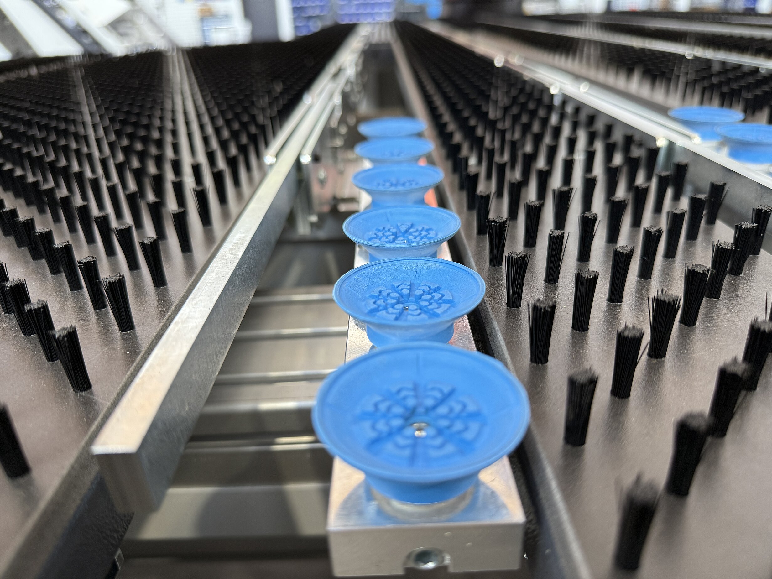 [Translate to English:] 3in1-Anschlagsystem mit höherer Sauggreiferkraft und eigenständiger Vakuumpumpe